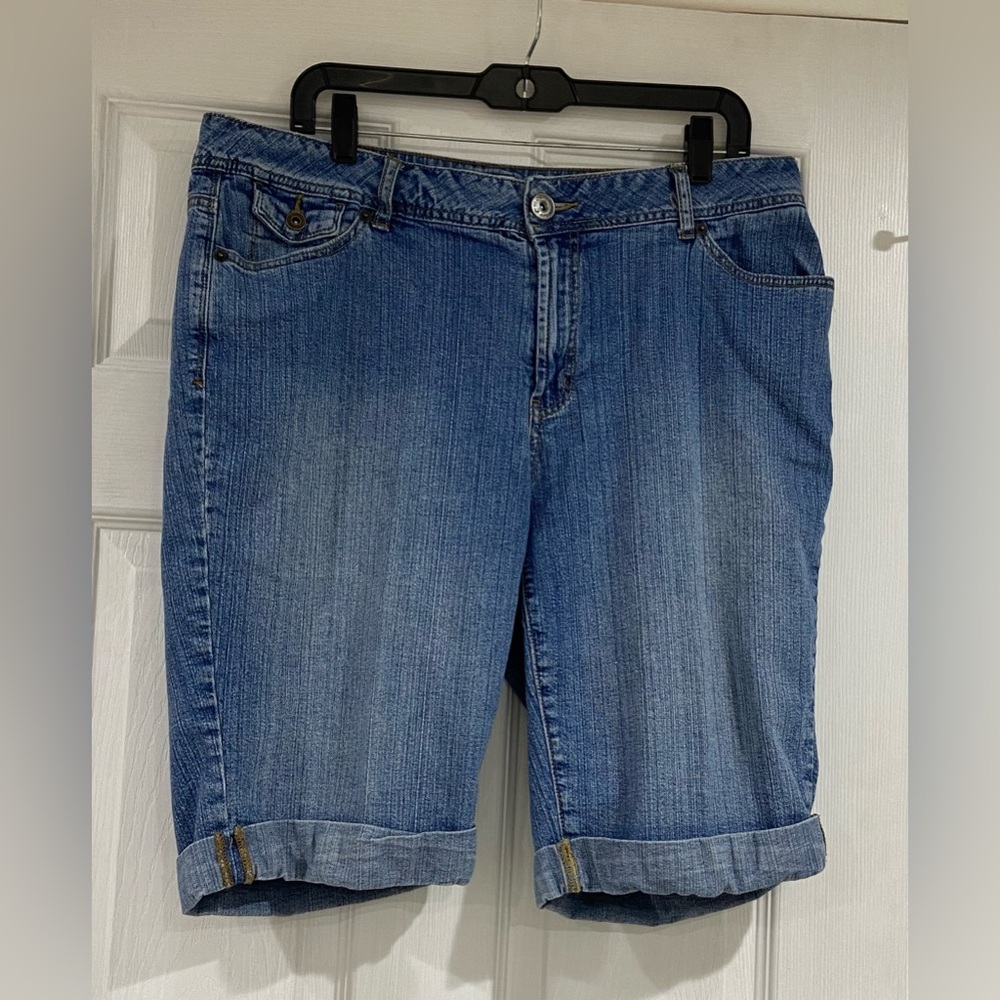 ST. JOHN’S BAY Woman’s Denim Shorts. Size 16W